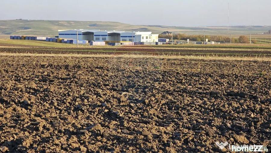 Teren de 6100 mp, în Stroiești