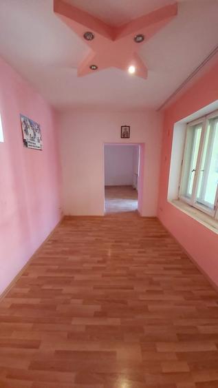 Casa mare, primitoare si bine compartimentata, cu 5 camere - 8