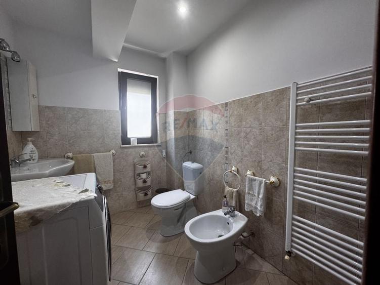 Casa +teren de vanzare in Bacau,  pozitie excelenta la E85 - 8