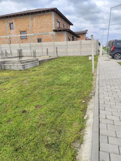 Teren intravilan cu fundatie, elevatie, placa si proiect de casa P+1E. - 2