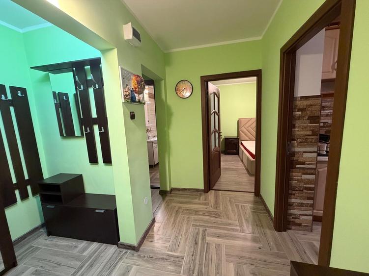 Inchiriem apartament cu 2 camere in zona Micro 20 (stradal), etaj 3, pret 400 E - 10