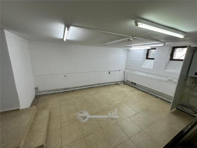 Casă cu 11 camere cu Teren 512 Mp în Târgu Cucu