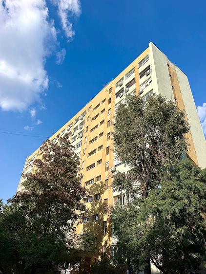Apartament cu 4 camere decomandat în Drumul Taberei