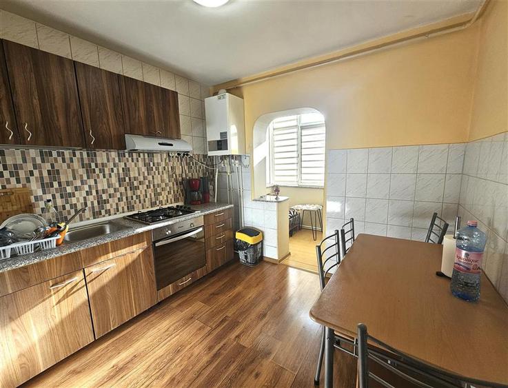 Apartament cu 3 camere decomandat, mobilat în Tomești