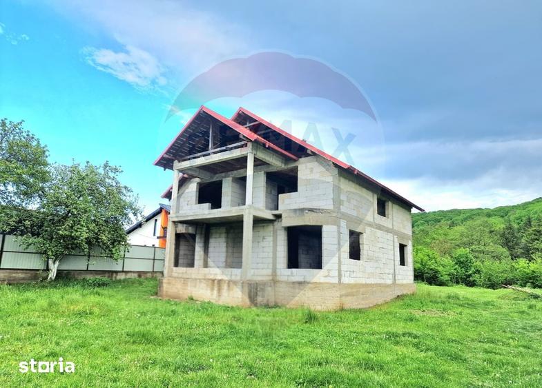 Casă cu 6 camere cu Teren 1476 Mp în Strugari