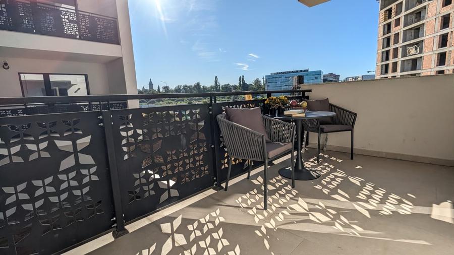 Apartament cu 2 camere semidecomandat, mobilat în Central