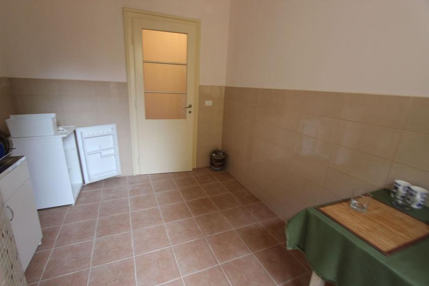 Apartament cu 3 camere semidecomandat, mobilat în Central