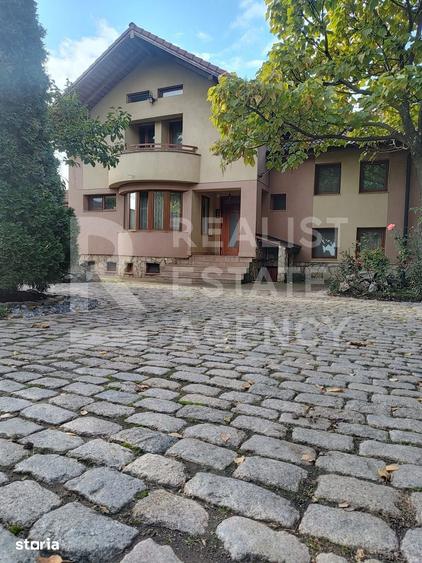 Casă cu 9 camere cu Teren 2000 Mp în Central