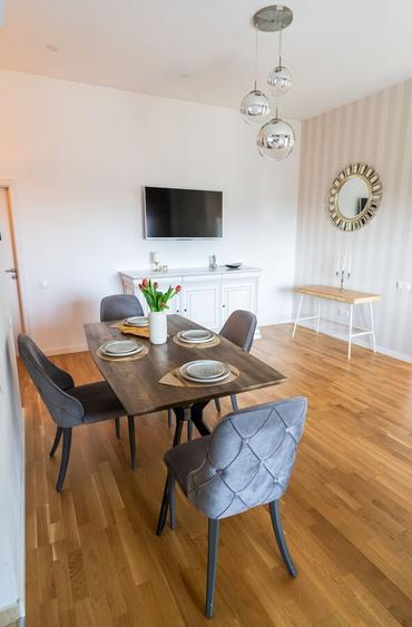 Apartament cu 3 camere semidecomandat, mobilat în Est