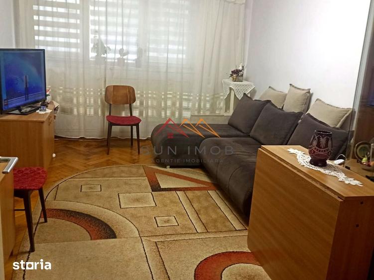 Apartament cu 3 camere semidecomandat în Piața Centrală