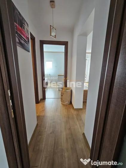Apartament cu 3 camere semidecomandat în 1 Mai