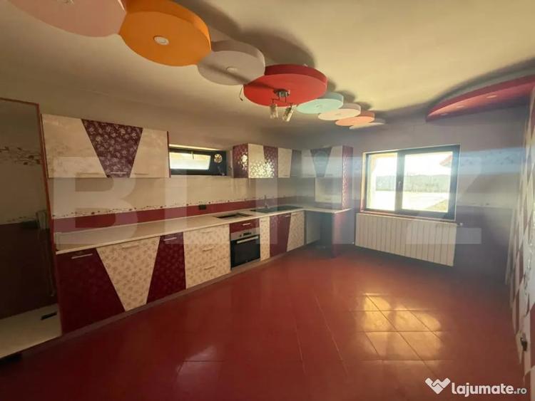 Casă cu 9 camere cu Teren 1000 Mp în Central