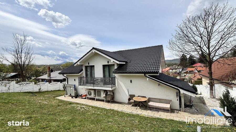 Casă cu 4 camere cu Teren 1200 Mp în Central