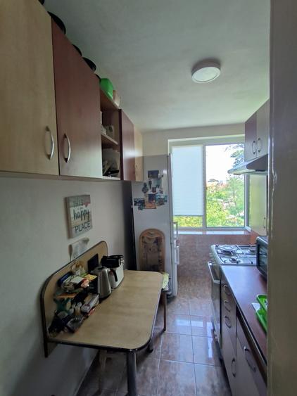 Apartament cu 3 camere semidecomandat în Cioceanu