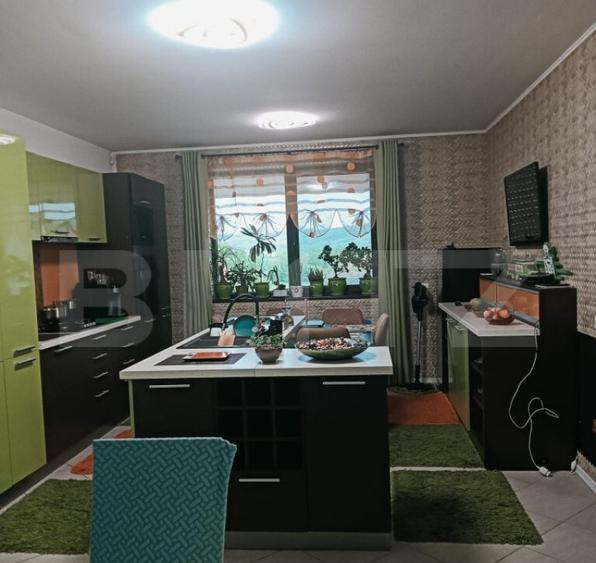 Casa individuala cu 5 camere, 240 mp, 12,8 ari teren, zona - 25