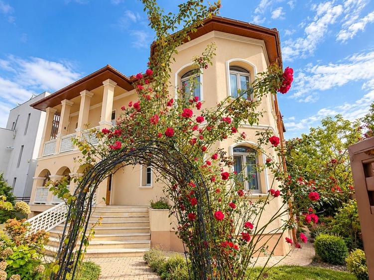 Casă individuală cu 7 camere cu Canalizare în Pipera
