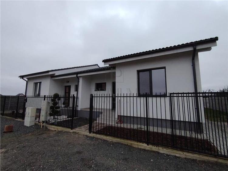 Duplex pe parter - asfalt - toate utilitatile. - 1