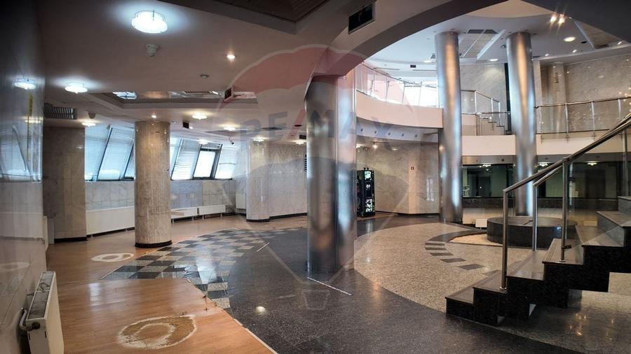 Spatiu comercial de inchiriat 455 mp, str Piata Revolutiei - 6