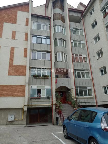 Apartament cu trei camere Apartament cu trei camere
