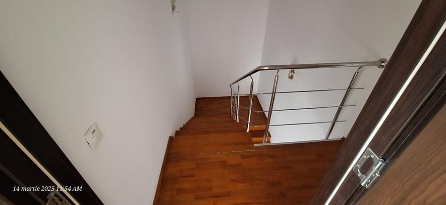 Casă individuală cu 8 camere cu Garaj în Berceni