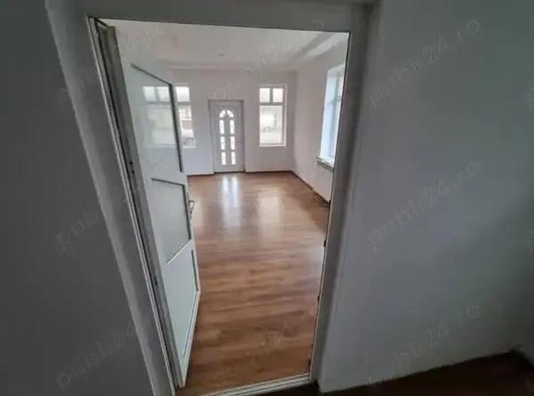 A 39 Proprietarul vinde in Buhu?i ,casa 3 camere la strada , - 15