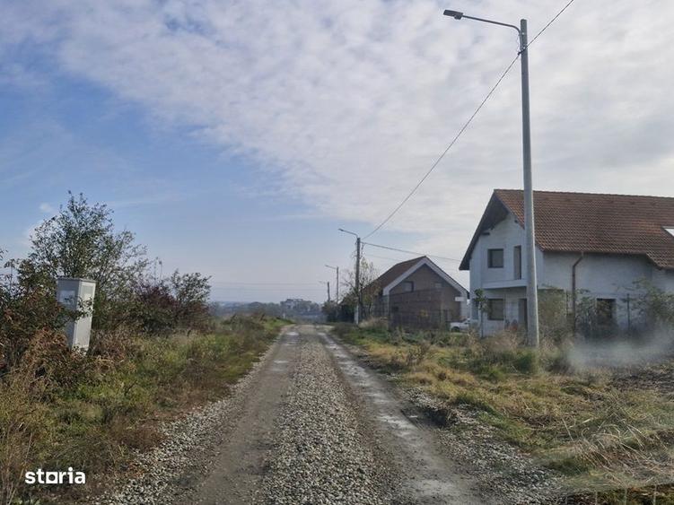 Teren langa case cu utilitati, lac la 300 metri,700 mp, 38500 euro - 2