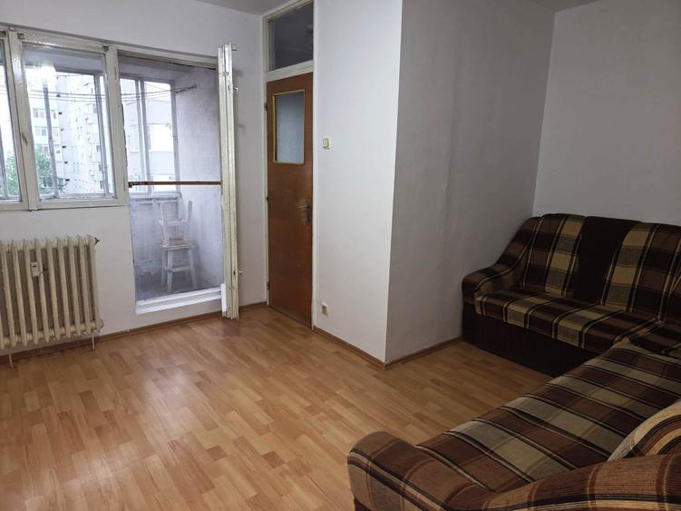 13 Septembrie / Petre Ispirescu - Garsoniera 26,27 mp , bloc construit in 1986 - 14