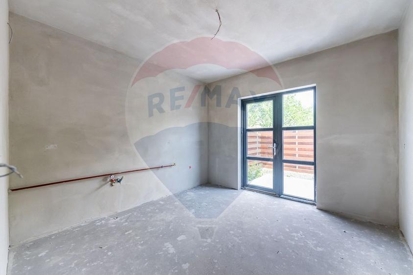 Casa intr-un complex nou de 6 case insiruite, 4 camere  zona centrala - 21