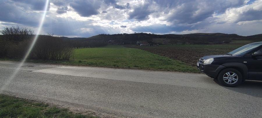 Teren extravilan situat intre case,intrare sat Maceu - 1