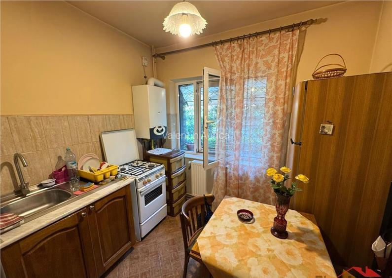 Apartament 3 camere, etaj 1, zona Garii , decomandat, liber