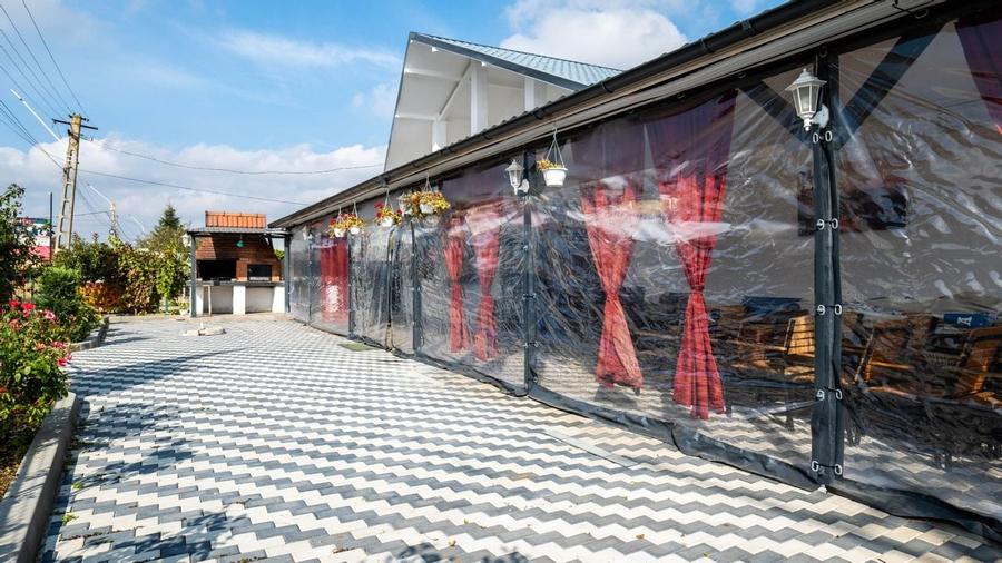 Vanzare  casa cu restaurant, terasa si teren intravilan liber - Titu - 2