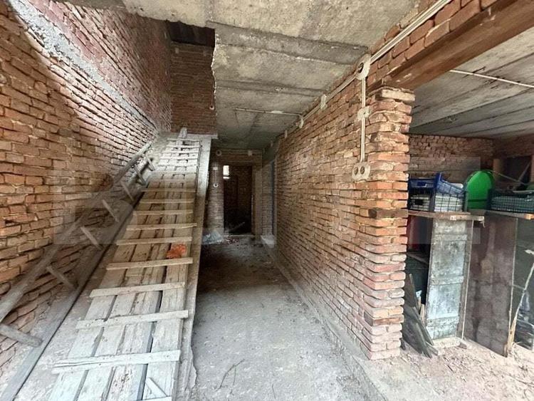 Casa la ro?u cu 7 camere, 2 bai, 1 bucatarie. - 9