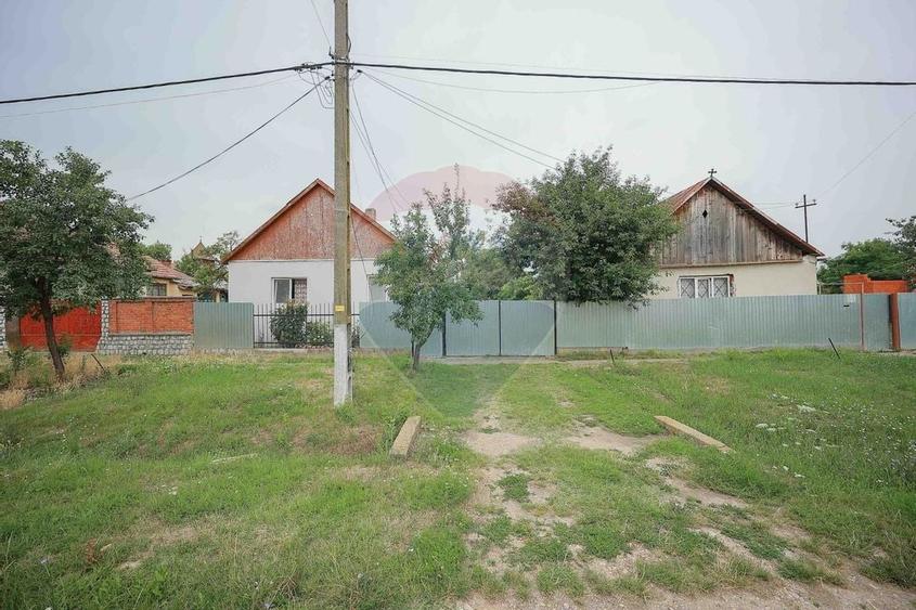 De vanzare casa cu 3 camere si teren 3205 mp in Sannicolau Roman - 1