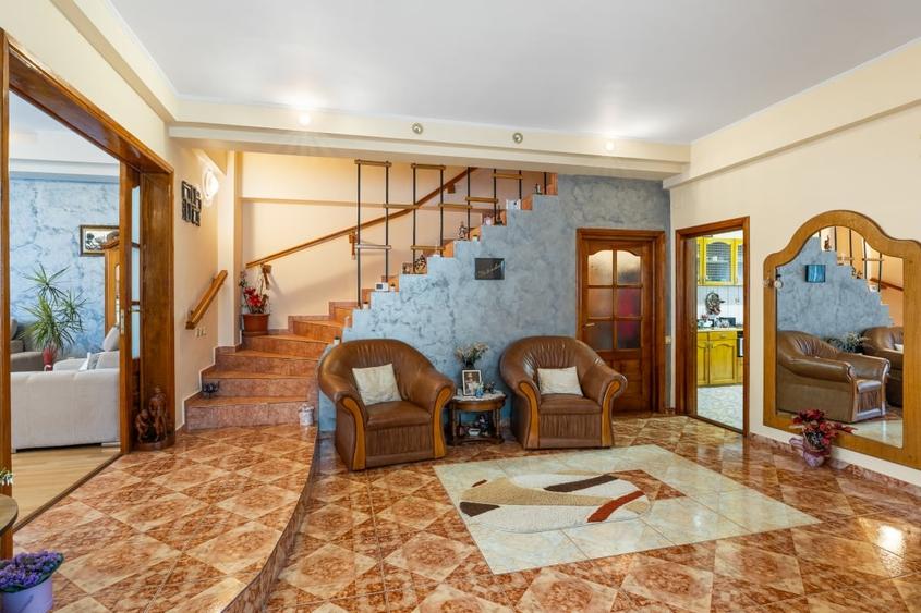 Casă individuală cu 8 camere cu Garaj în Faleza Nord