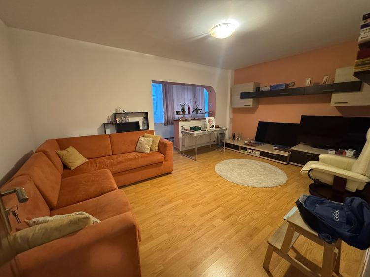 Apartament cu 3 camere decomandat în Berceni