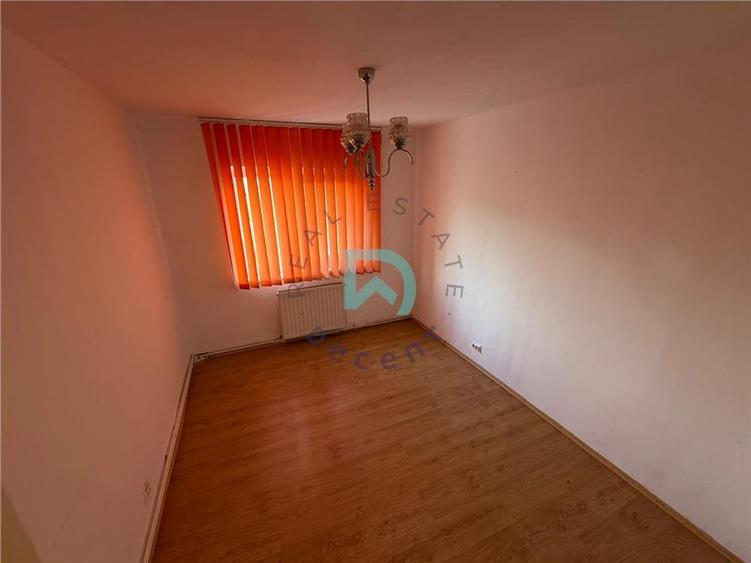 Apartament cu 3 camere decomandat în Astra