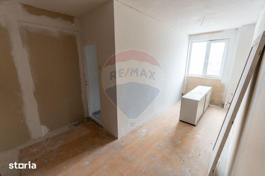 Spațiu comercial, de 3,700 mp, în Petros