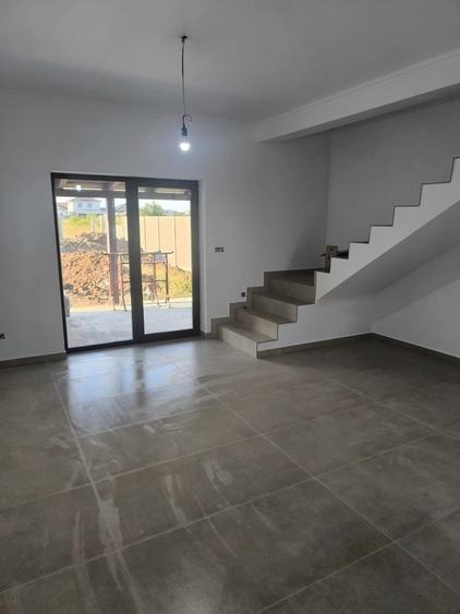 Casă cu 3 camere în Sânandrei