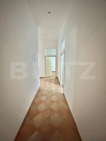 Apartament cu 5 camere semidecomandat în Central