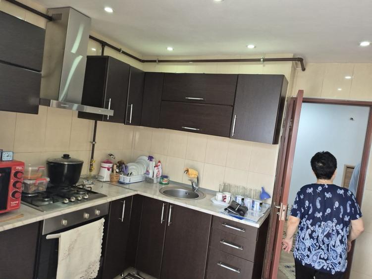 Apartament cu 3 camere decomandat în Exterior Vest