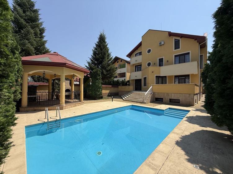 Casă individuală cu 9 camere cu Teren 1000 Mp în Central