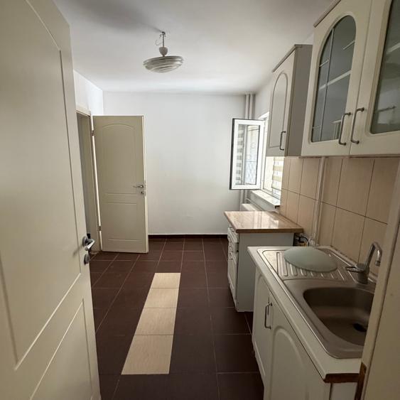 Piata Romana - parter de bloc - nemobilat - constructie 1981 - 5