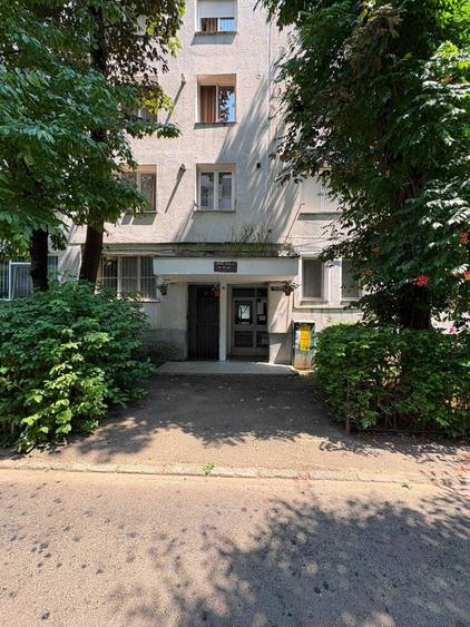 Apartament cu 3 camere semidecomandat în Letea Veche