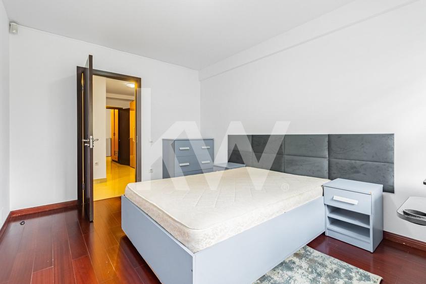 Închiriere apartament 4 camere, acces la parcare cu barieră, strada De Mijloc - 11