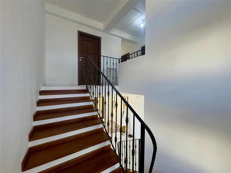 Vilă elegantă individuală în Valea Lupului  5 camere - 30