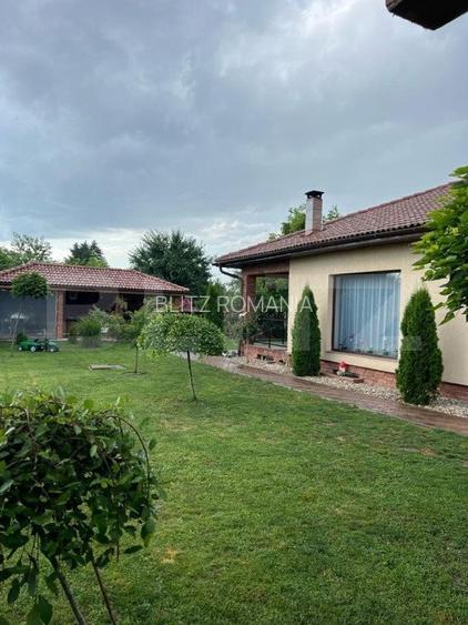Casa cu 4 camere, 150 mp, teren 1000 mp, zona Bercu Rosu Casa cu 4 camere, 150 mp, teren 1000 mp, zona Bercu Rosu