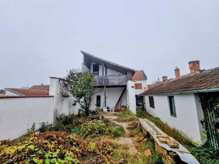 Casă mare, Parter + Etaj, la Vasiova, pe strada Principală (Tudor Vladimirescu) - 13