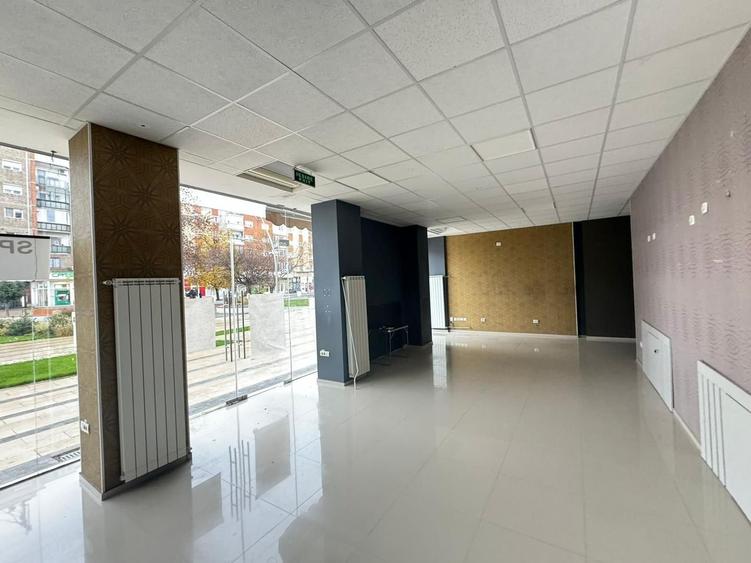 Spațiu comercial de închiriat cu vitrină de 12 m în zona Miorița - 5