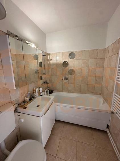 Apartament cu 3 camere semidecomandat, mobilat în Dacia