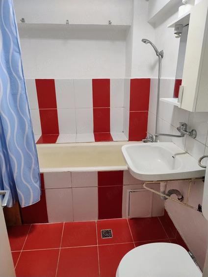 Apartament cu 4 camere decomandat în Soarelui